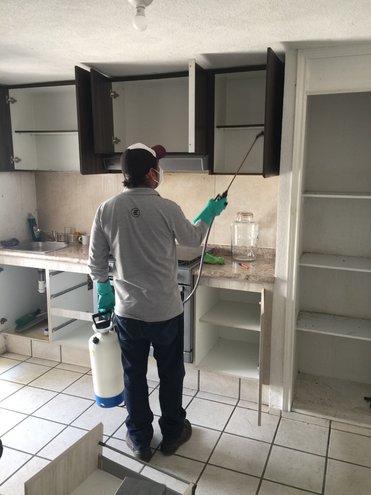 Técnico de EIMP aplicando tratamiento en una cocina